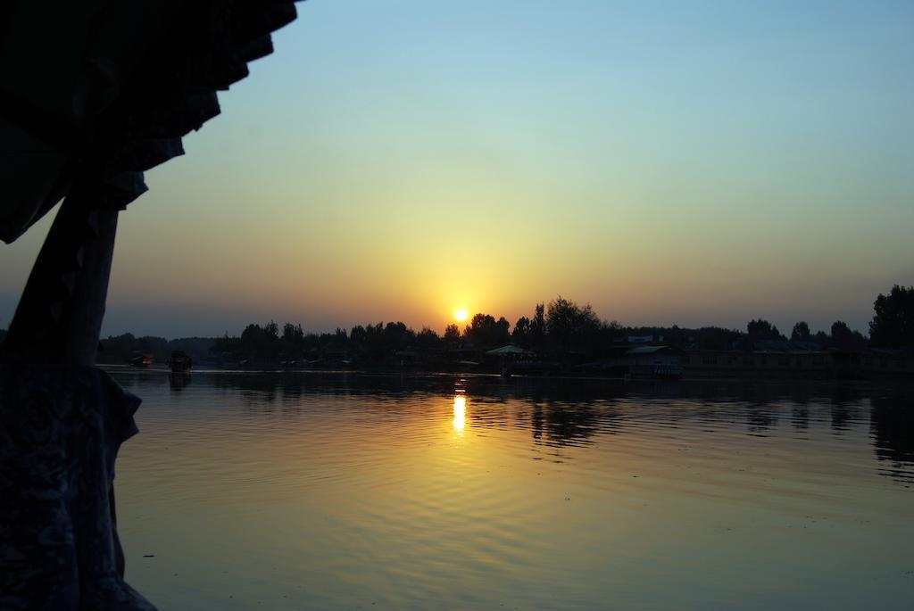 Шринагар: Houseboat Khan Palace