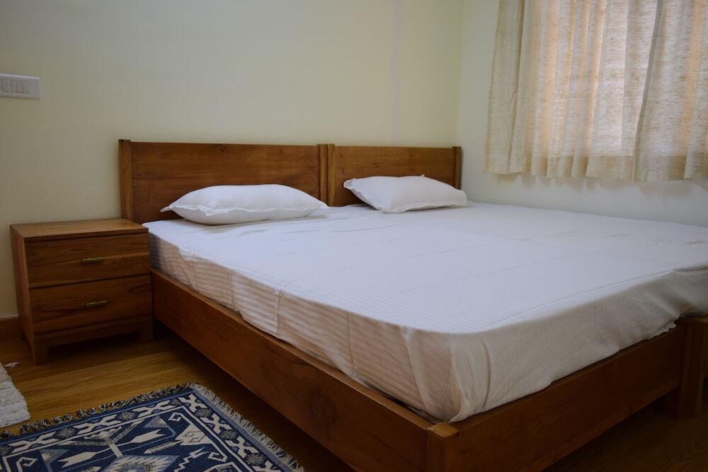 Большая Нойда: Spacious Condo Apartment in Greater Noida