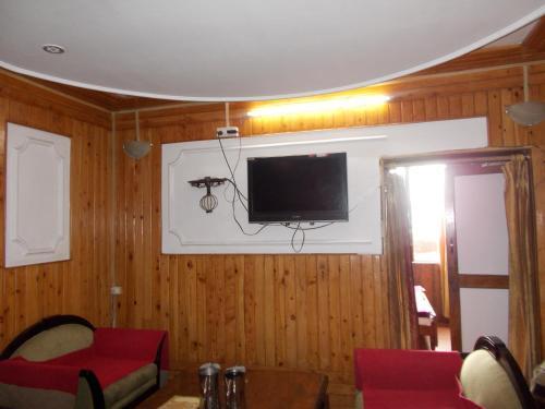 Наинитал: Mall road Stay with In-house restaurant