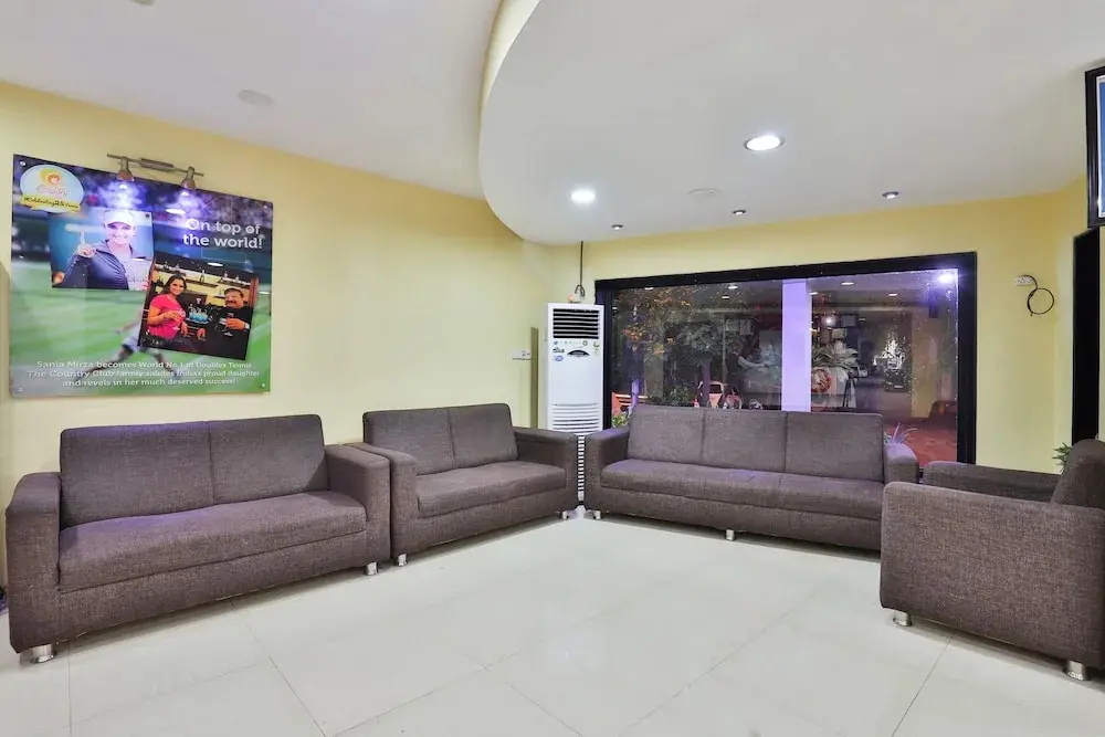 Сурат: Oyo 3975 Golden Star Country Club