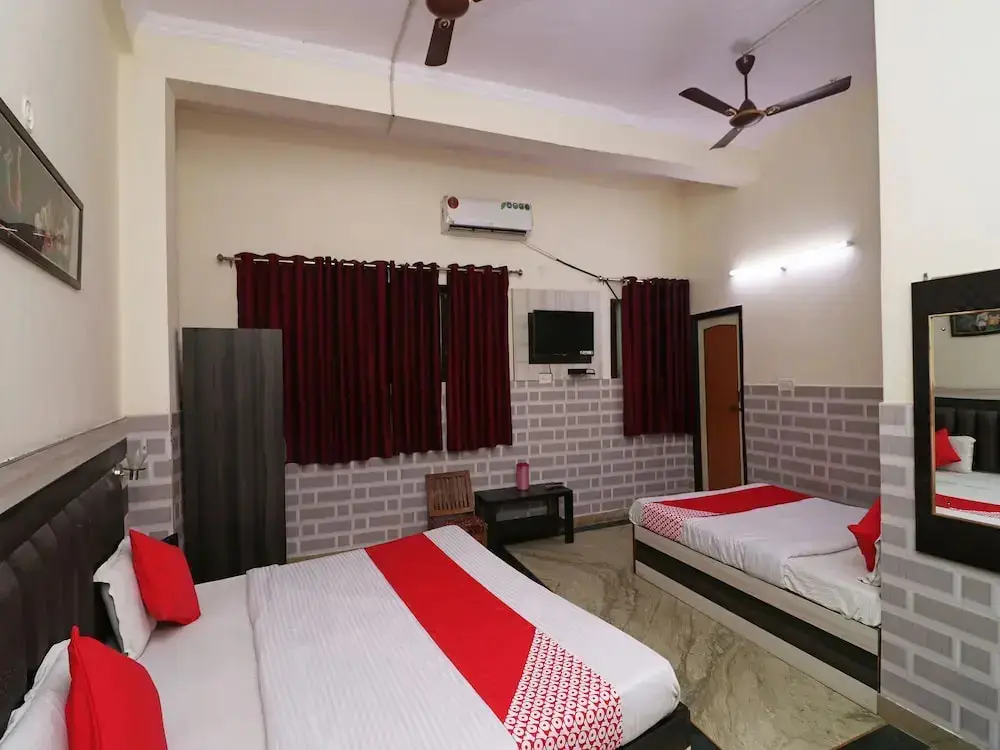 Агра: Oyo 26146 Hotel Sarwan