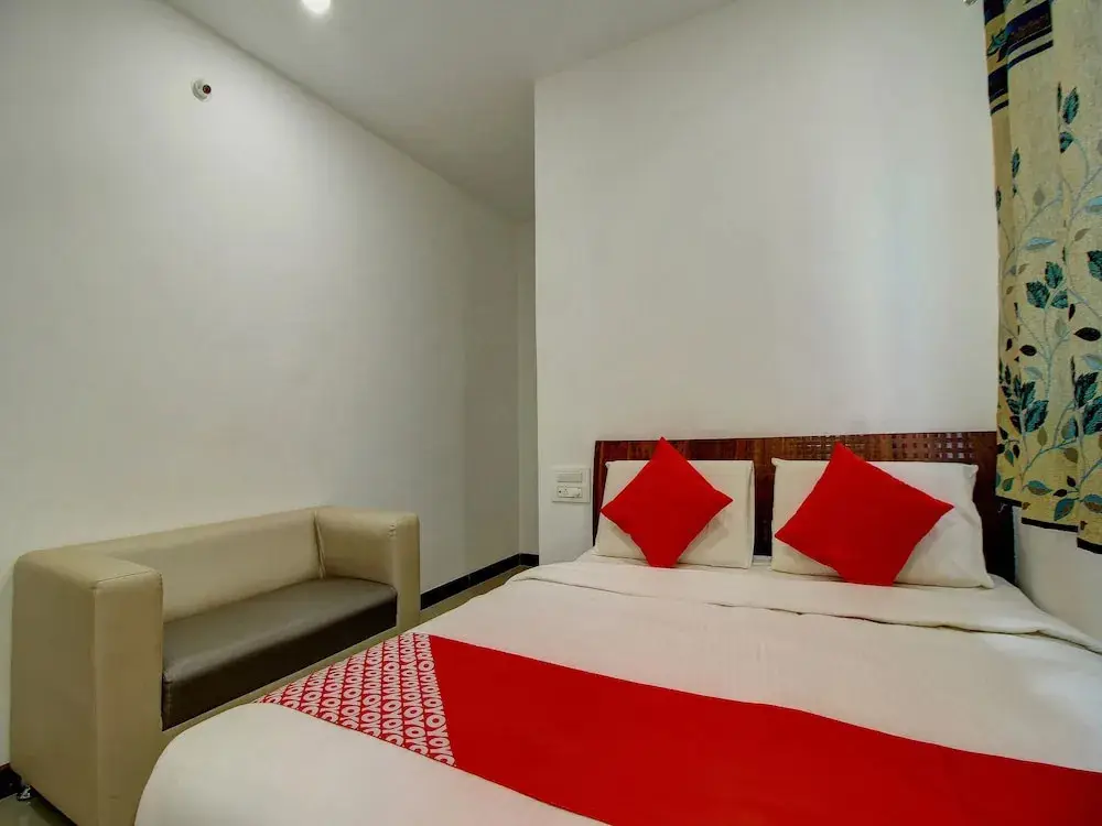 Майсур: OYO 17421 Suvarna Suites