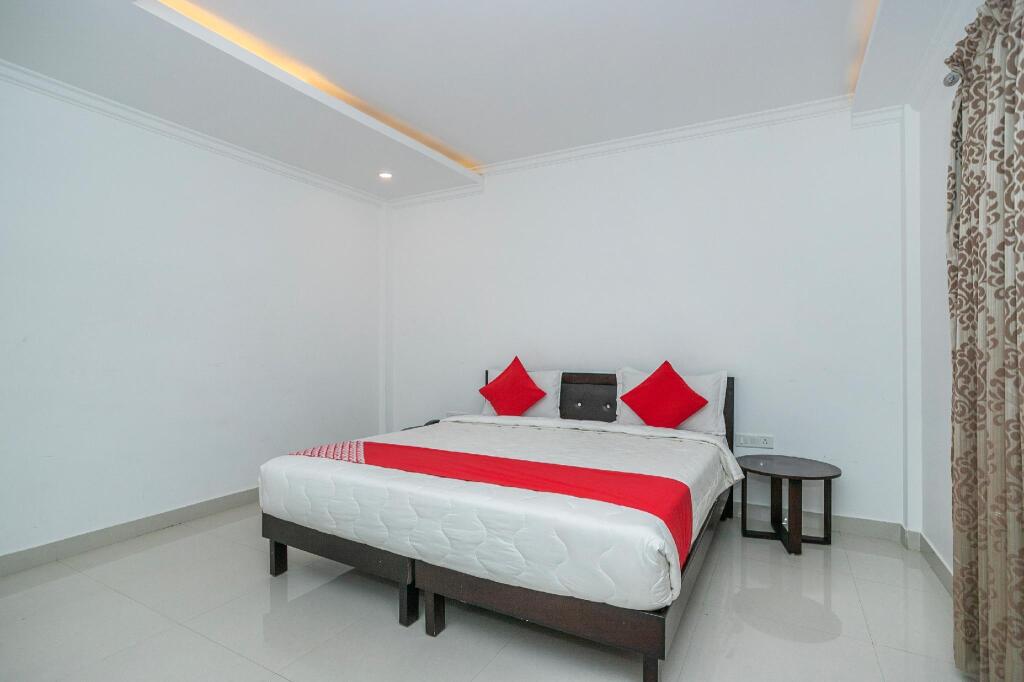 Chikkajala: OYO 27798 Hotel Cosmopolitan