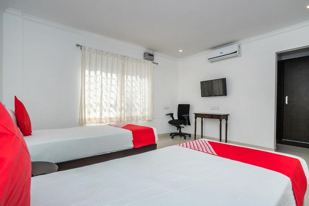 Chikkajala: OYO 27798 Hotel Cosmopolitan