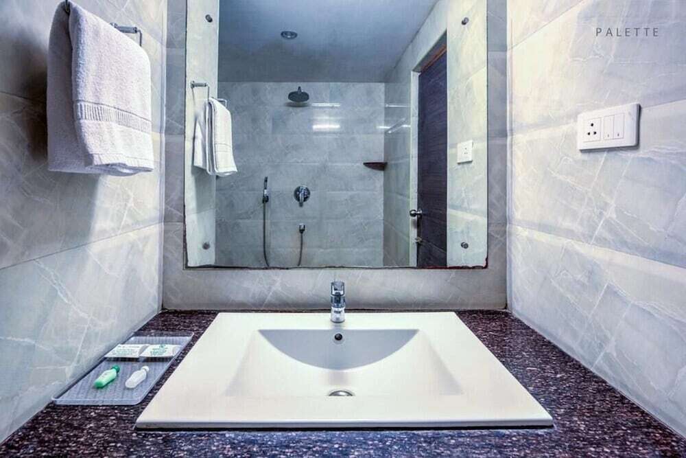 Маниячи: KA Hotels