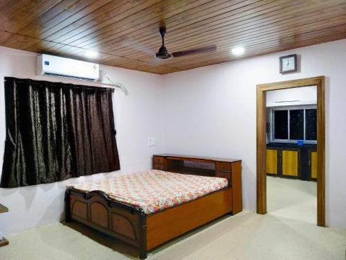 Киим: Mhatre's Guest House