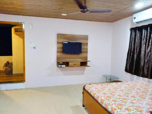 Киим: Mhatre's Guest House