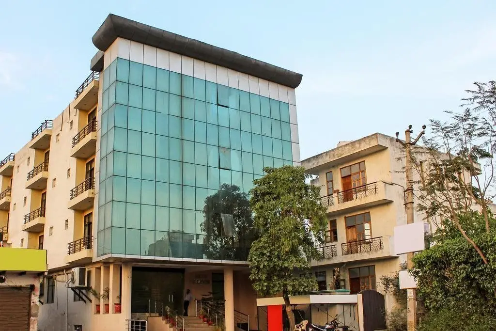 Hotel Azad Square by OYO Rooms — фото 1