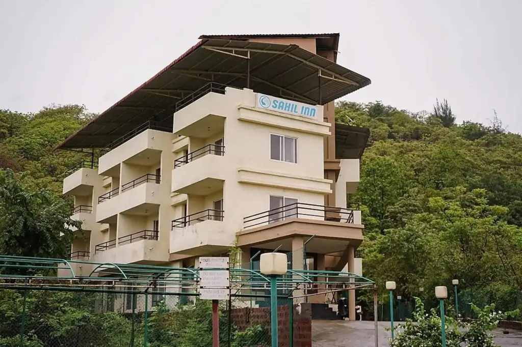 Даполи: Sahil Inn
