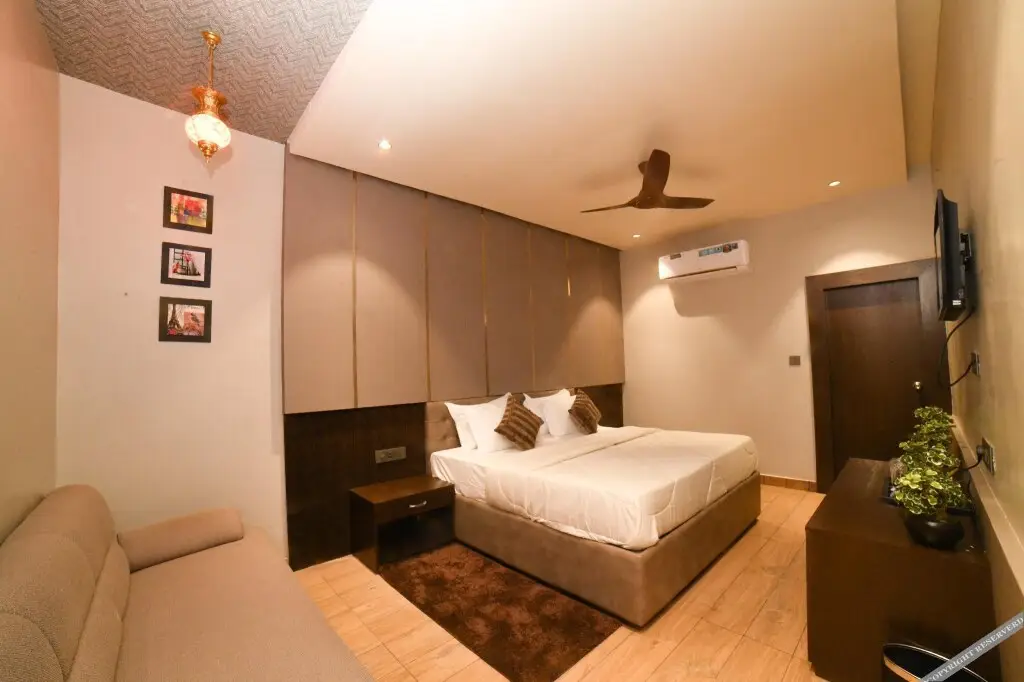 Пушкар: Out House Pushkar