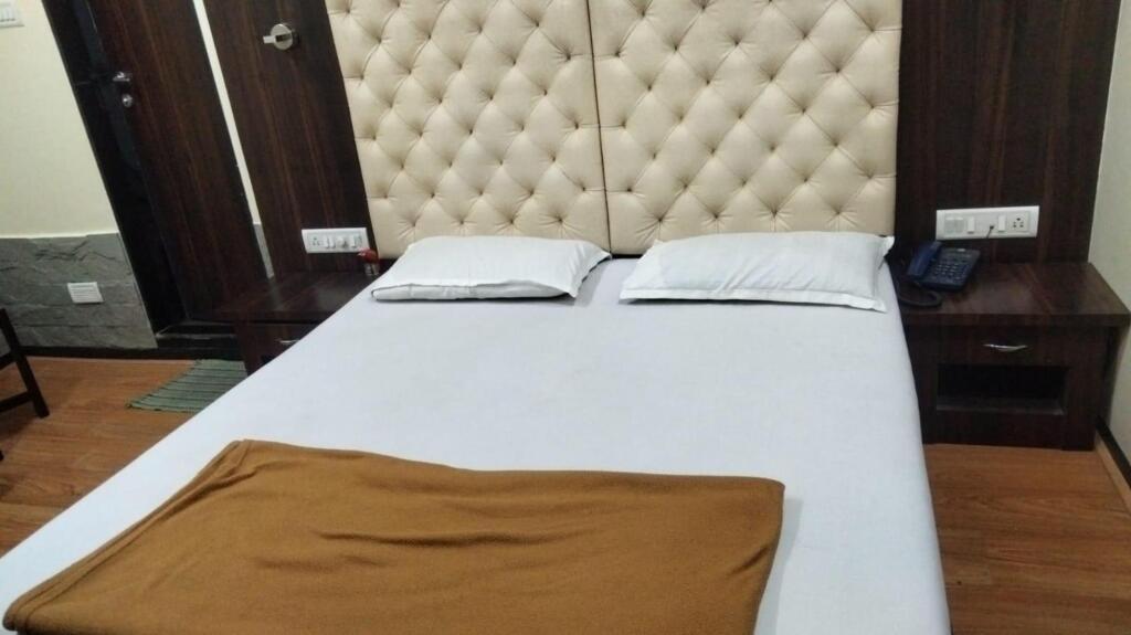 Тхане: Hotel Divya International