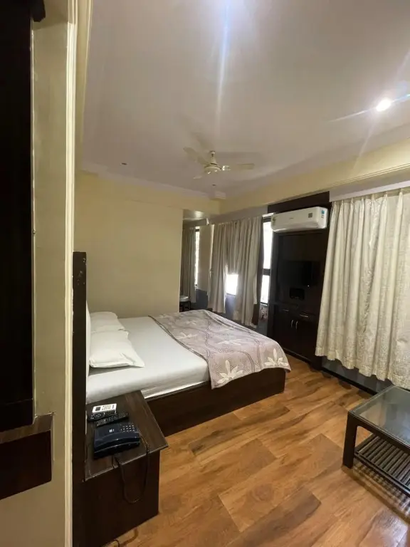 Тхане: Hotel Divya International
