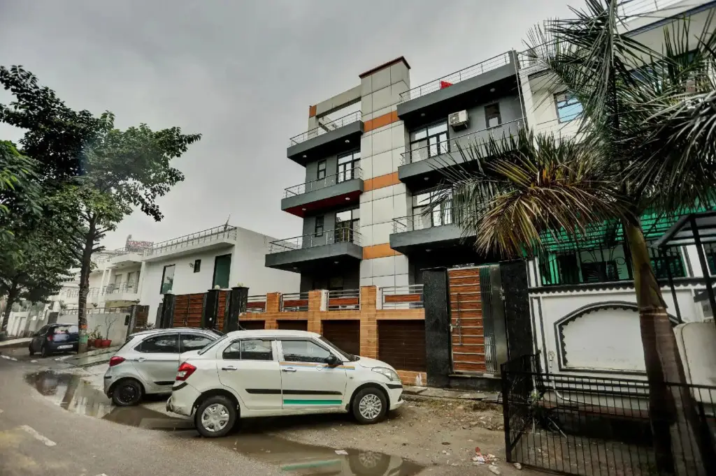 OYO Townhouse 764 Hotel Happy Keys Townhouse — фото 1