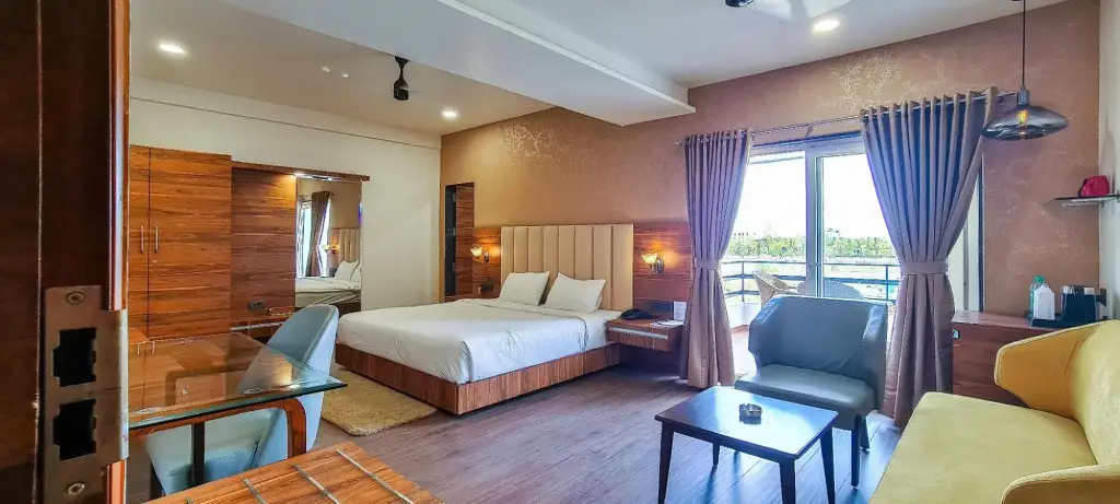 Нагпур: Royal Cliff Hotel & Resorts