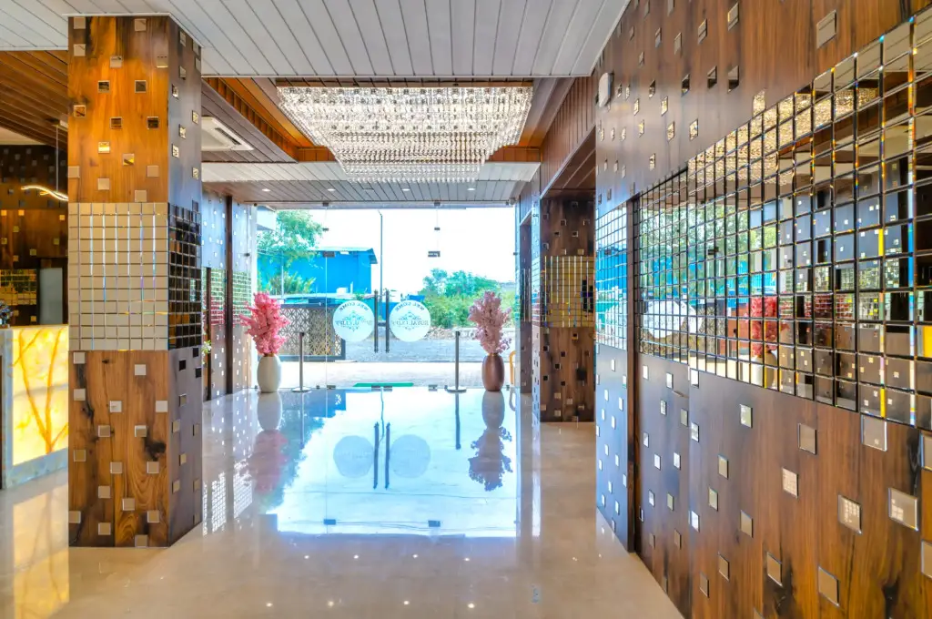 Нагпур: Royal Cliff Hotel & Resorts