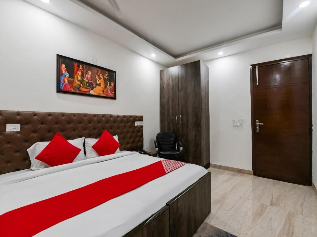 Нью-Дели: OYO 72294 White Rose Wallon Hotel