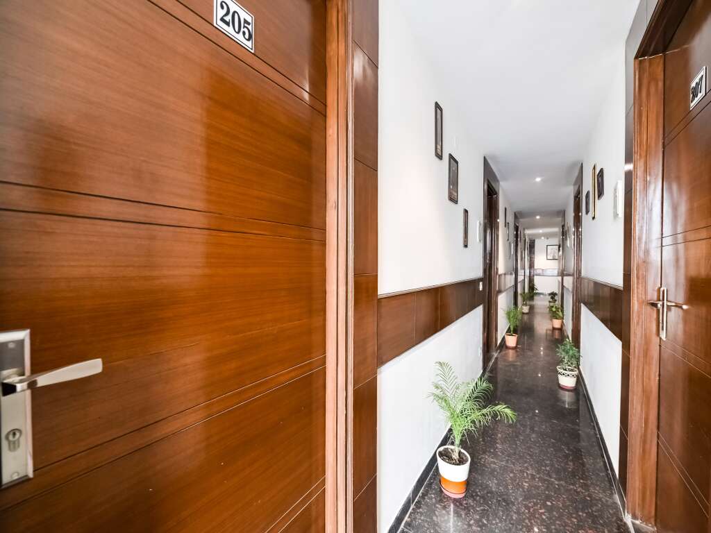 Нью-Дели: OYO 72294 White Rose Wallon Hotel