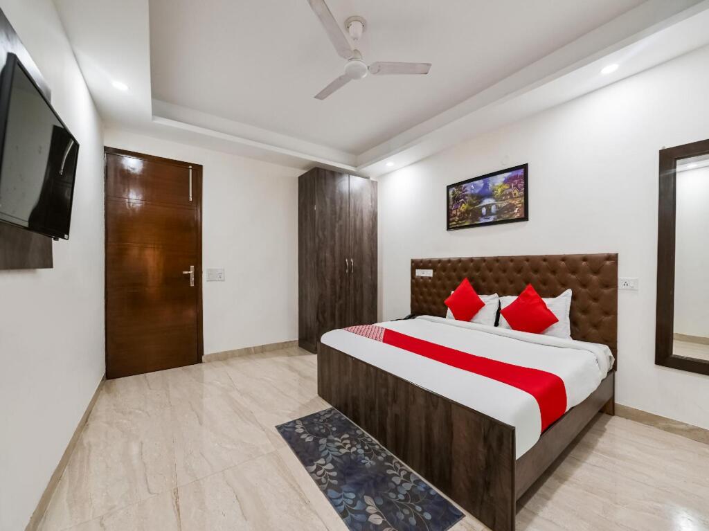 Нью-Дели: OYO 72294 White Rose Wallon Hotel