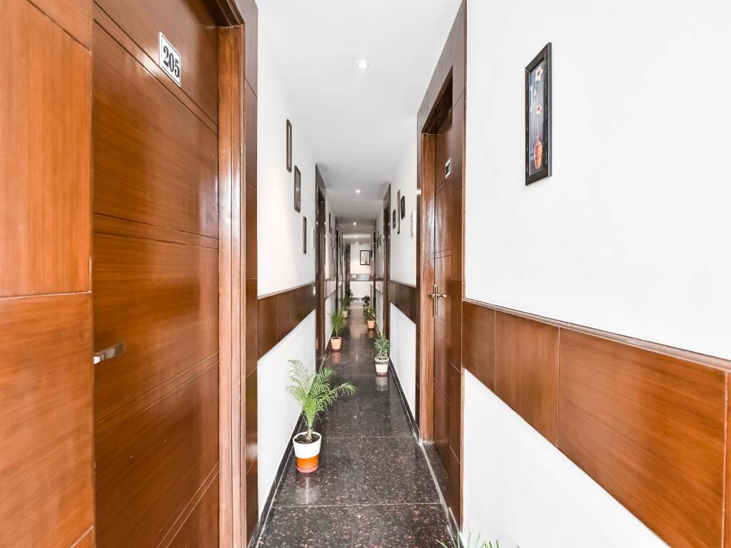 Нью-Дели: OYO 72294 White Rose Wallon Hotel