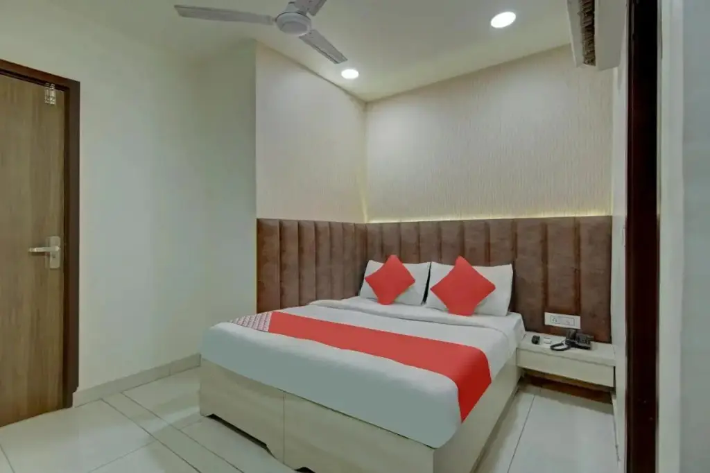 Нью-Дели: OYO Heaven Seven Near Satyam Inox Patel Nagar