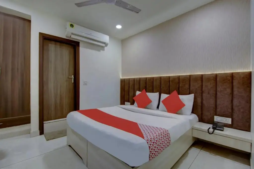 Нью-Дели: OYO Heaven Seven Near Satyam Inox Patel Nagar