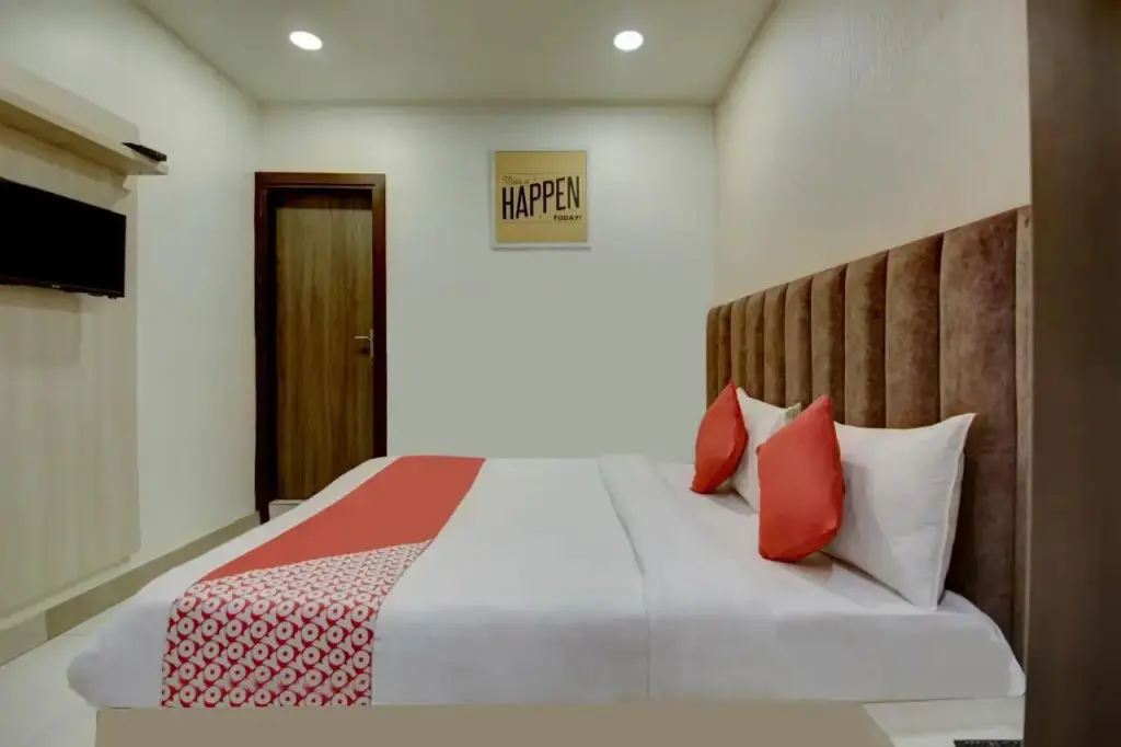 Нью-Дели: OYO Heaven Seven Near Satyam Inox Patel Nagar