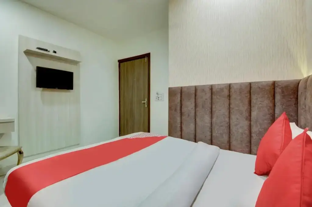 Нью-Дели: OYO Heaven Seven Near Satyam Inox Patel Nagar