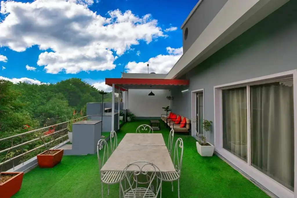 Нойда: Divine Inn Couple Friendly Hotel near Sector 51 Metro Station