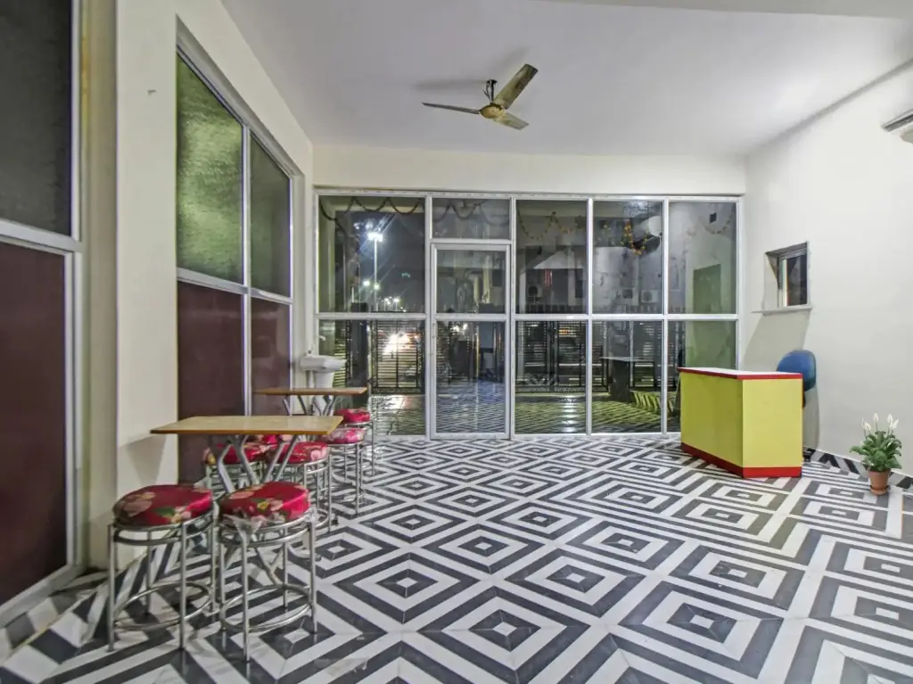 Колката: OYO Townhouse 1128 Hotel Royal Palm Inn