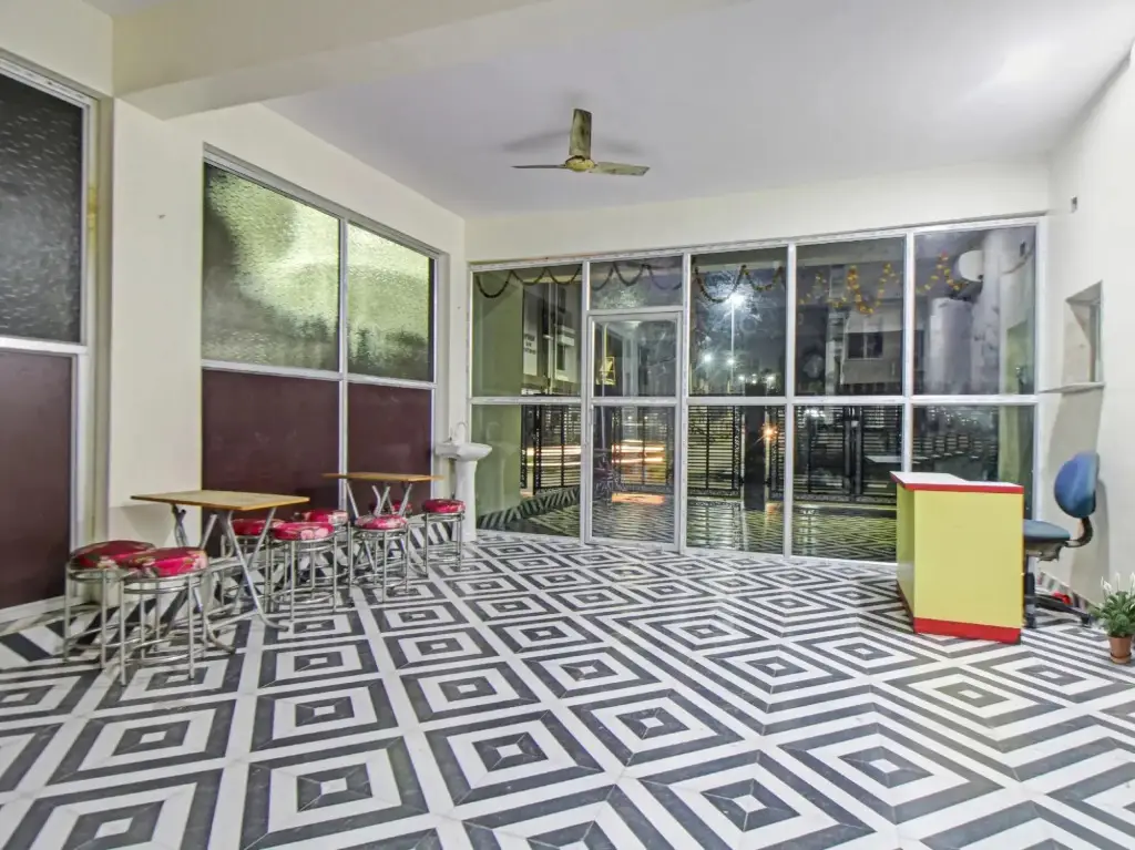 Колката: OYO Townhouse 1128 Hotel Royal Palm Inn