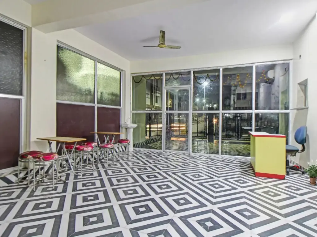 Колката: OYO Townhouse 1128 Hotel Royal Palm Inn