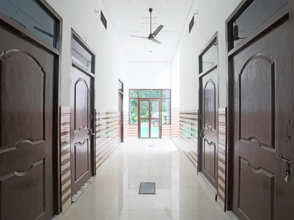 Нойда: OYO 46228 Krishna Residency