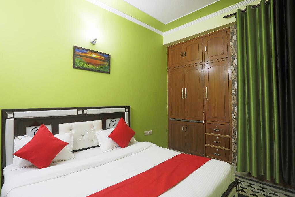 Нойда: OYO 46228 Krishna Residency