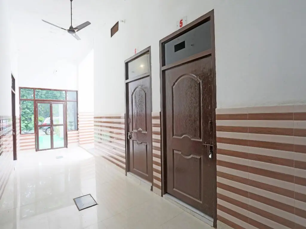 Нойда: OYO 46228 Krishna Residency