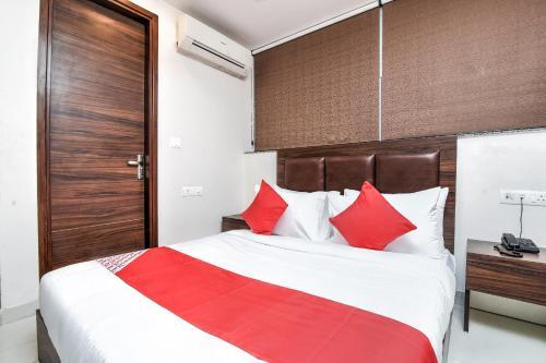 Нойда: Flagship 74477 Divine Inn Hotel