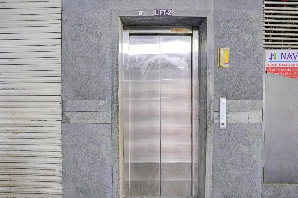 Сурат: OYO 80576C Hotel Nova Rooms