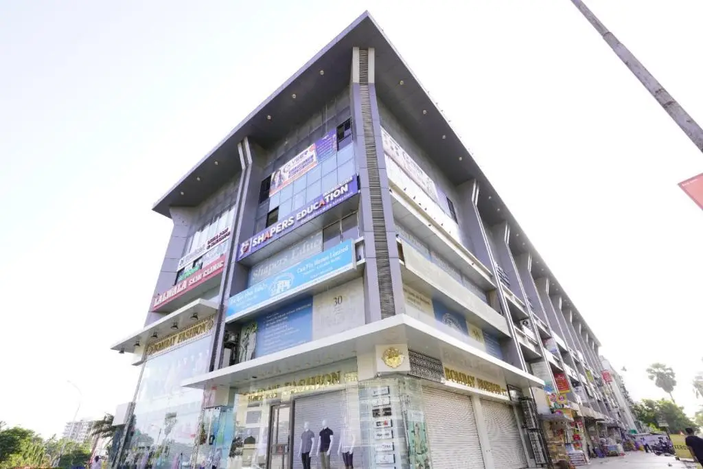 Сурат: OYO 80576C Hotel Nova Rooms