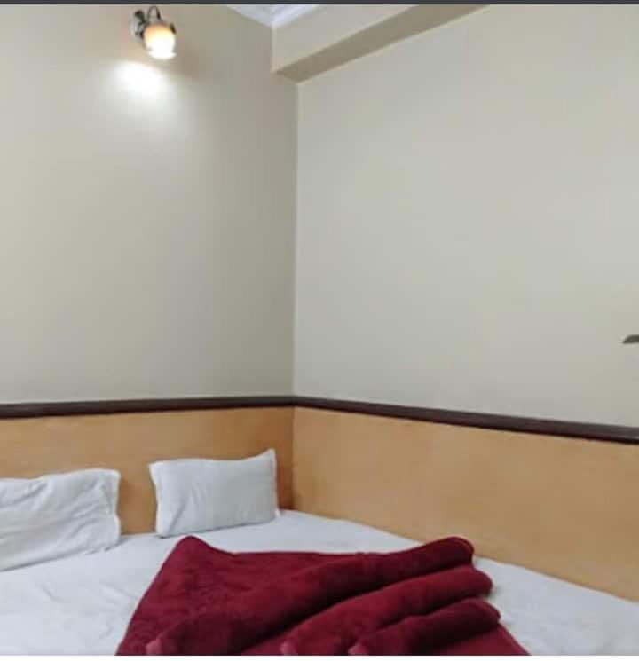 Джайпур: Pop 83450 Hotel K Kalpana Railway Station