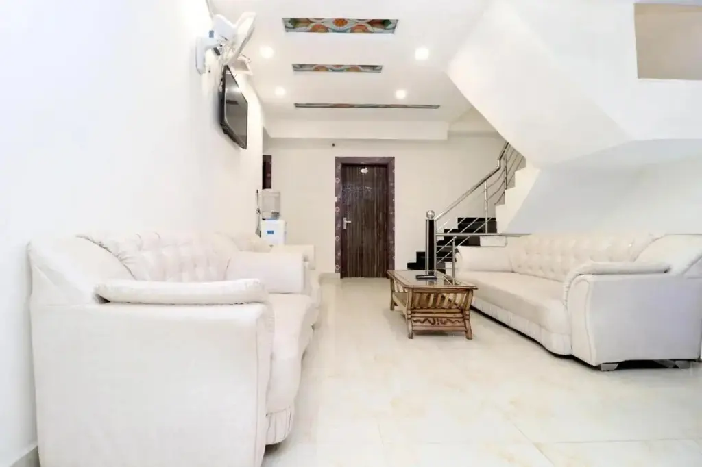 Чандигарх: Capital O 26689 Grand Vista
