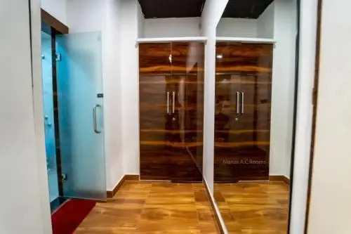 Ратлам: Manas AC Rooms