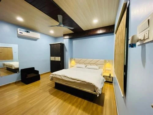 Ратлам: Manas AC Rooms