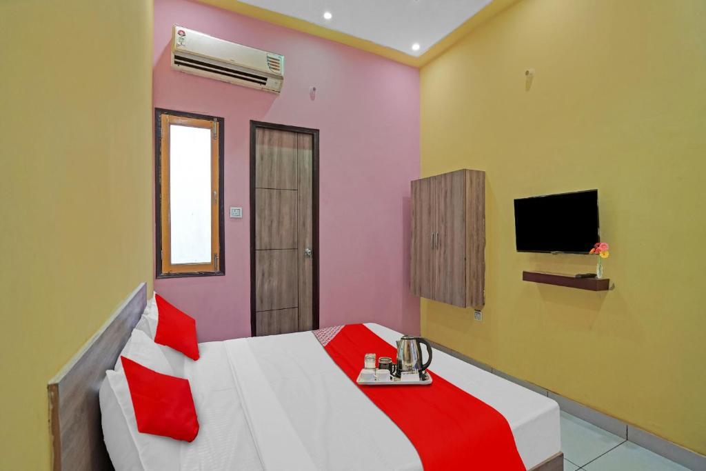 Большая Нойда: OYO Flagship 70296 S H J Hotel