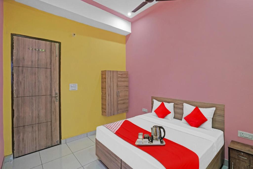 Большая Нойда: OYO Flagship 70296 S H J Hotel