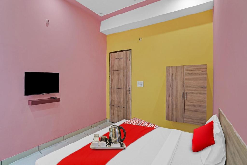 Большая Нойда: OYO Flagship 70296 S H J Hotel