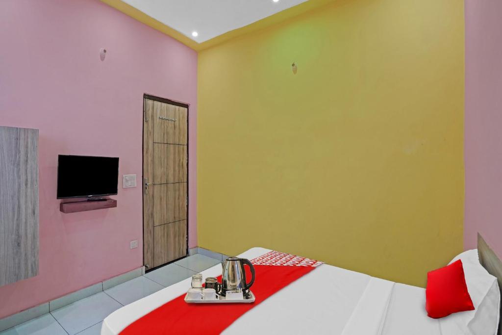 Большая Нойда: OYO Flagship 70296 S H J Hotel