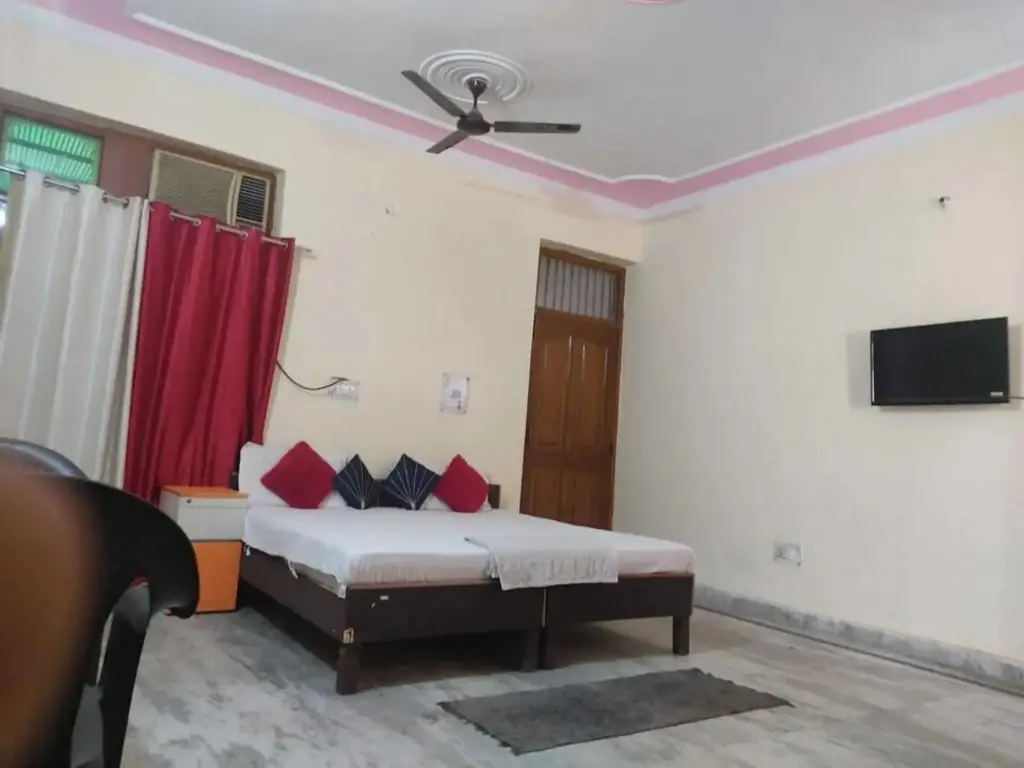 Большая Нойда: Oyo 91853 Hotel White House