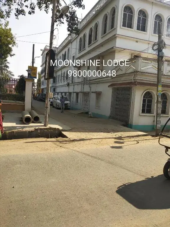 Болпур: Moonshine Lodge