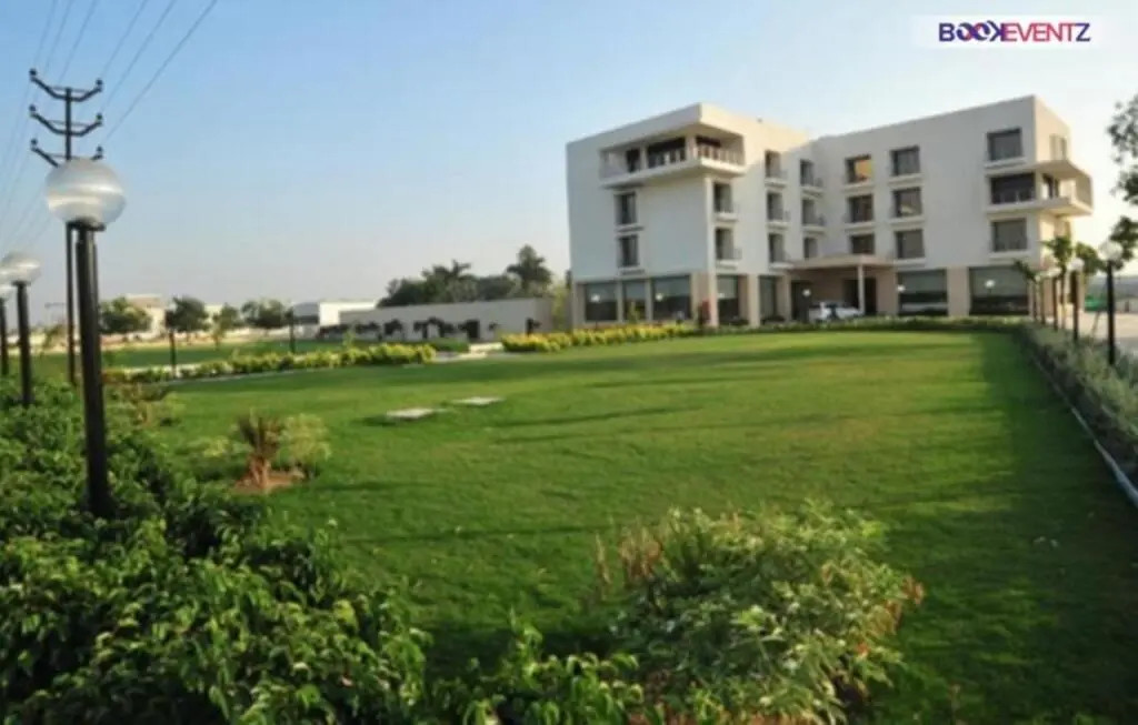 Сананд: Krsna Lila By The Blues Hotels, Sanand