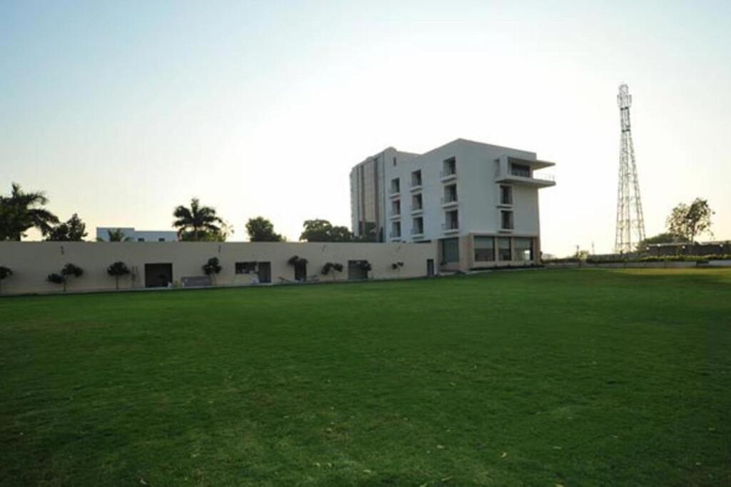 Сананд: Krsna Lila By The Blues Hotels, Sanand