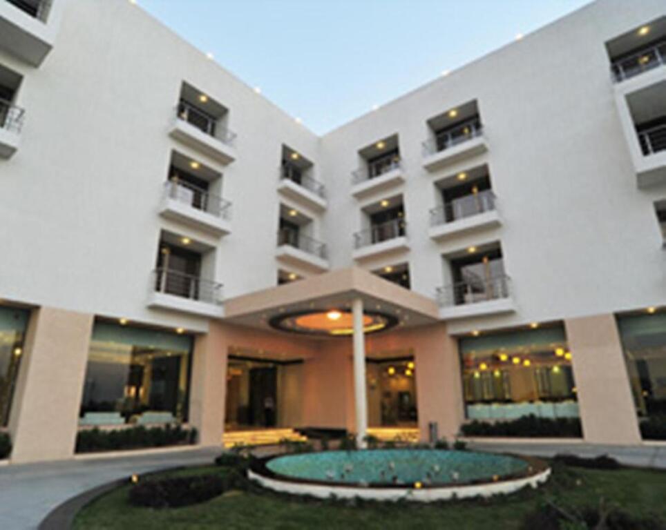Сананд: Krsna Lila By The Blues Hotels, Sanand